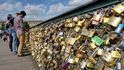 Zámky lásky na slavném Pont des Arts v Paříži.