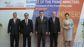 Premiéři zemí Visegrádské čtyřky společně s francouzským prezidentem Hollandem. Zleva: Viktor Orbán, Francois Hollande, Robert Fico, Bohuslav Sobotka.