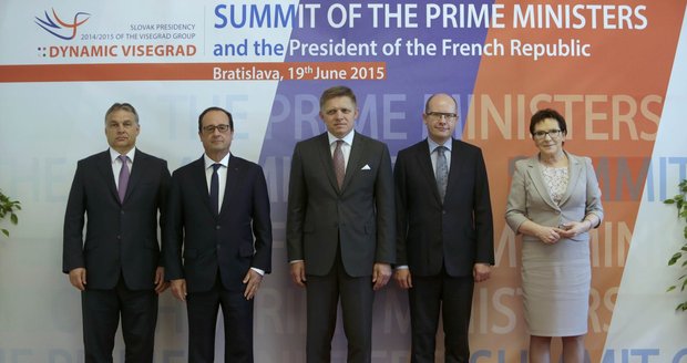 Premiéři zemí Visegrádské čtyřky společně s francouzským prezidentem Hollandem. Zleva: Viktor Orbán, Francois Hollande, Robert Fico, Bohuslav Sobotka.