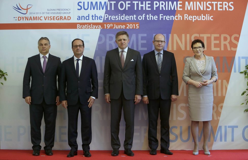 Premiéři zemí Visegrádské čtyřky společně s francouzským prezidentem Hollandem. Zleva: Viktor Orbán, Francois Hollande, Robert Fico, Bohuslav Sobotka.