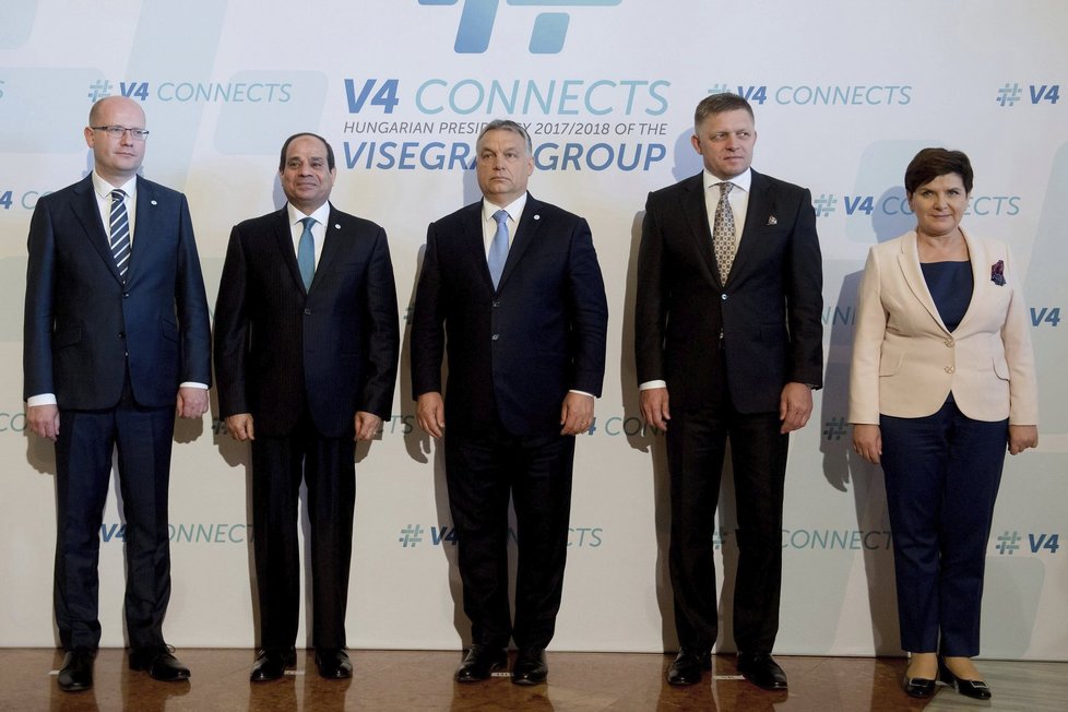 Schůzky V4 se zúčastnil egyptský prezident Abdal Fattáh Sísí (druhý zleva).