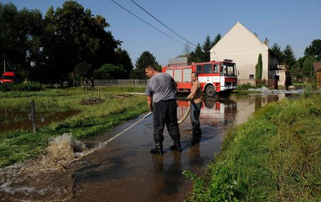 Višňová - Na Příbramsku se lidé snažili zachránit majetek. Hasiči pomáhali odčerpávat vodu ze zatopených domů. Mnohdy marně...