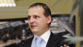 Ministr Bárta se nařčení ze sledování politiků vehementně brání.