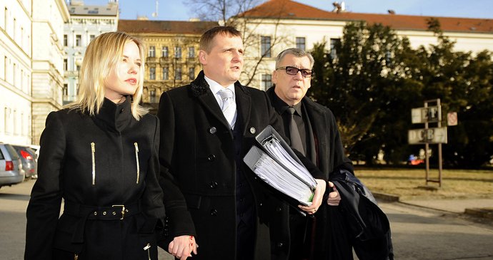 Vít Bárta (uprostřed), šéf poslanců VV, míří k Obvodnímu soudu pro Prahu 5 v doprovou manželky Kateřiny Klasnové a svého právního zástupce