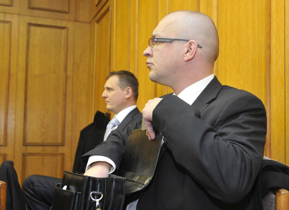U soudního přelíčení nechybí ani Jaroslav Škárka (vepředu), kterého Bárta údajně podplácel