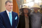 Vít Bárta se rozhodl jít do voleb po boku Tomia Okamury, jeho straničtí kolegové se mu rozhodli věnovat asijský klobouk (zleva Chaloupka, Skokan a Babák)