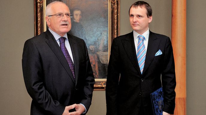Prezident Václav Klaus a ministr Vít Bárta. Setkání dvou mužů se silnou vizí: první to už vysoko dotáhl, druhý je na začátku Prezident Václav Klaus a ministr Vít Bárta. Setkání dvou mužů se silnou vizí: první to už vysoko dotáhl, druhý je na začátku
