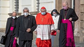 Kardinál Dominik Duka odchází z Arcibiskupského paláce do katedrály sv. Víta na Pražském hradě (12.4.2020).
