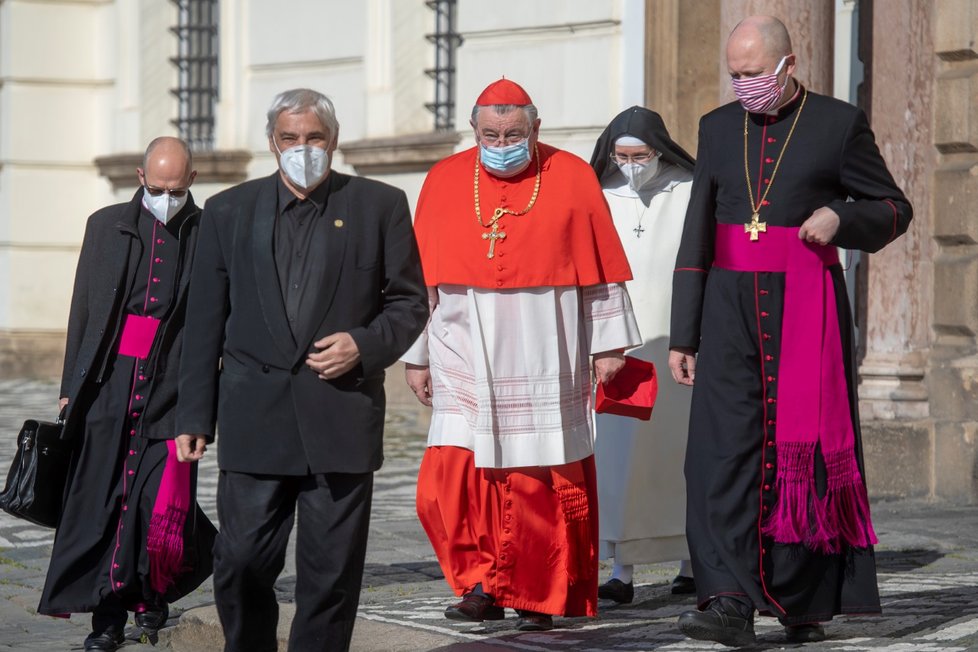 Kardinál Dominik Duka odchází z Arcibiskupského paláce do katedrály sv. Víta na Pražském hradě (12.4.2020).