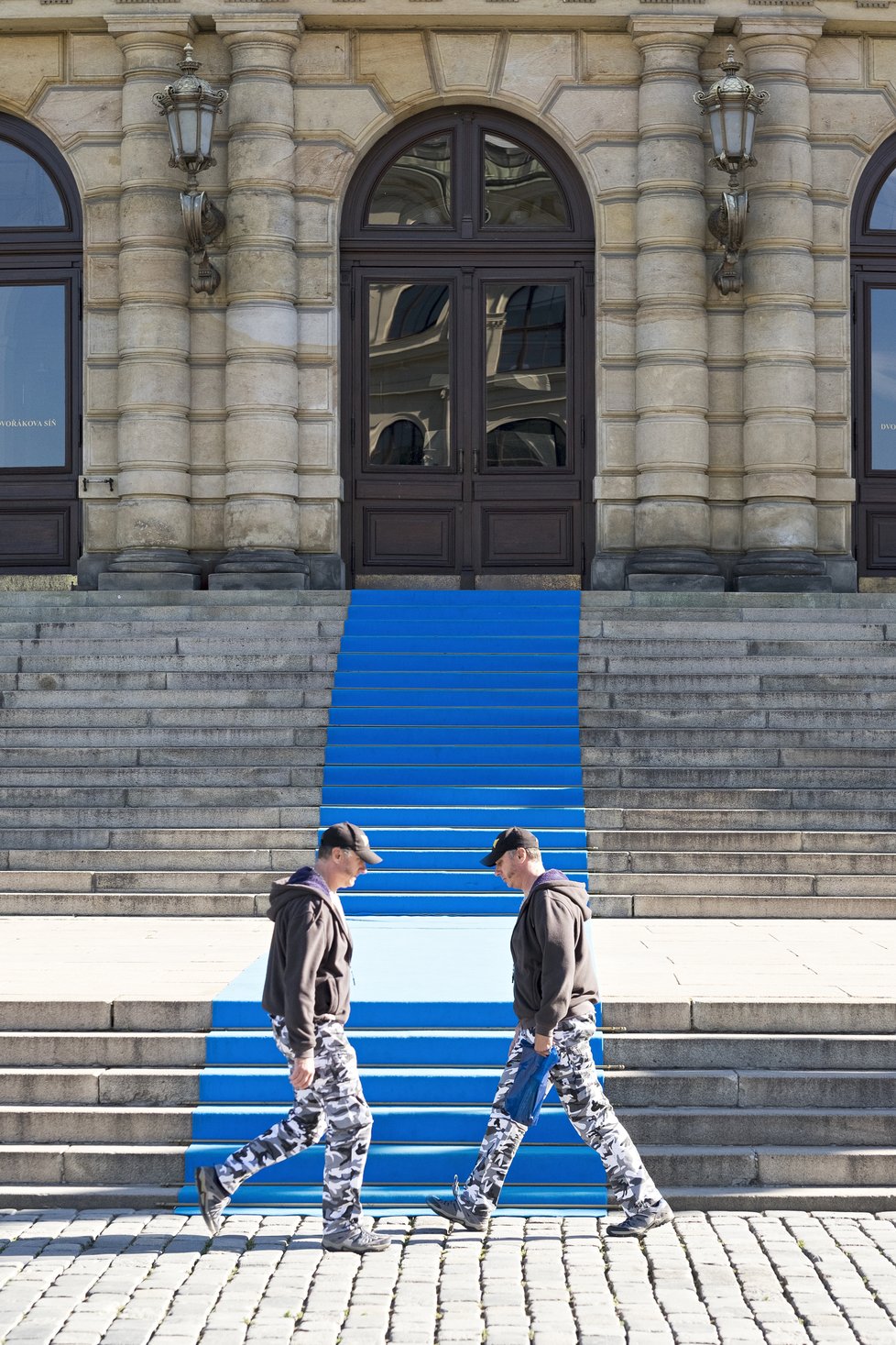 Ačkoliv by se mohlo zdát, že se na fotce setkávají identicky oblečená dvojčata, není tomu tak. Jedná se o kompozici dvou fotografií jednoho člověka, kterého Vít vyfotil při cestě tam a zpátky tou samou cestou. Výsledek fotografie je ale perfektní.