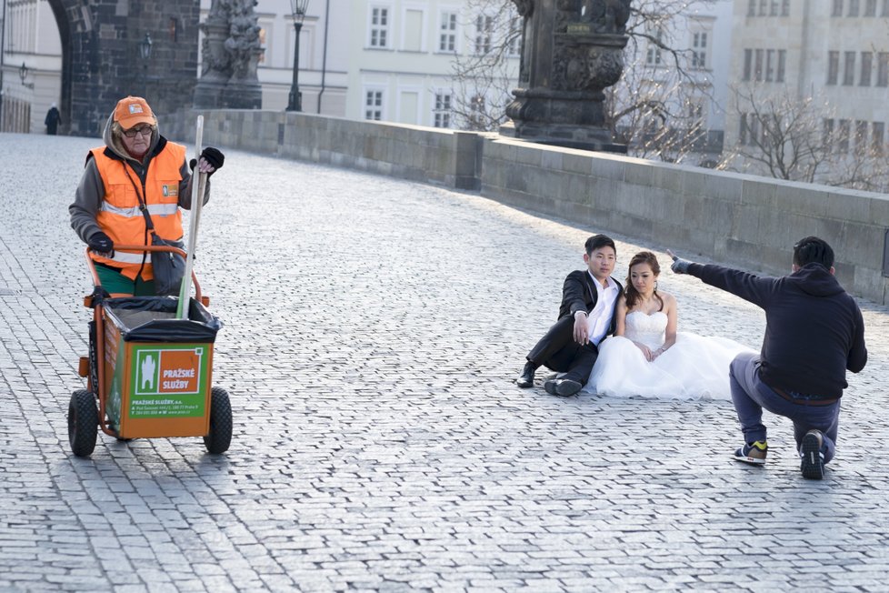 Dříve Vít rád chodil fotografovat v brzkém ránu na Karlův most, kdy po něm ještě nechodí tolik lidí. Právě při té příležitosti vznikla opět velice výmluvná fotografie, kterou by jeden snad ani nezvládl naaranžovat.