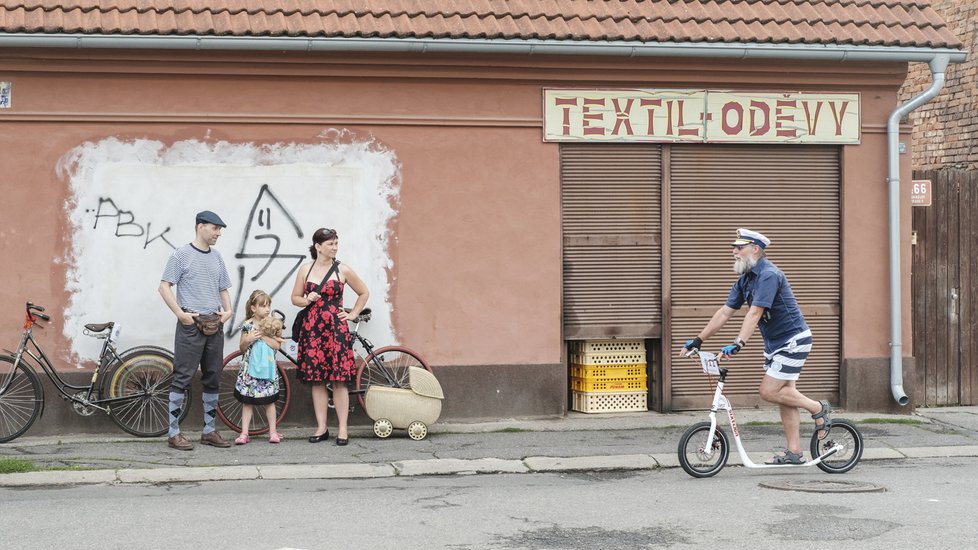 Fotografie Víta Fikejzla hýří nápaditostí a improvizací. Na rozdíl od mnoha jiných fotografů se snaží fotit nenaaranžované i nenaaranžovatelné situace.