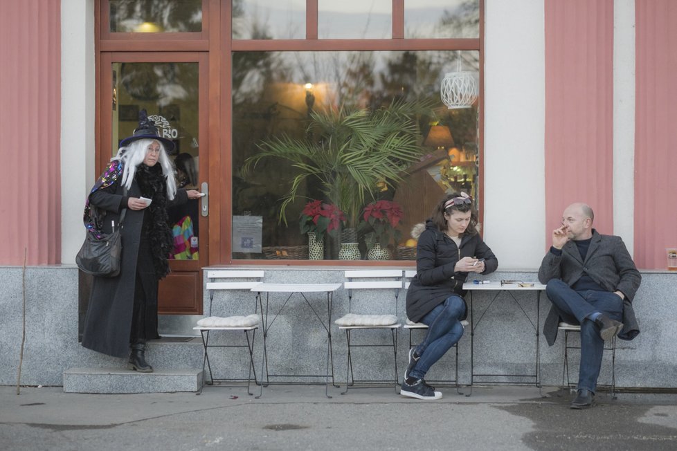 Fotografie Víta Fikejzla hýří nápaditostí a improvizací. Na rozdíl od mnoha jiných fotografů se snaží fotit nenaaranžované i nenaaranžovatelné situace.