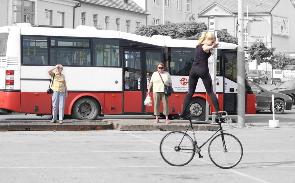 Jedna z fotografií, na které je Vít obzvláště hrdý, je momentka ze Zbraslavi, při které akrobatka předvádí svůj um na kole, zatímco ji sledují dvě postarší paní. Jejich výrazy a pózy krásně ilustrují danou situaci. Posuďte sami.