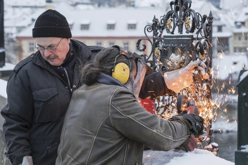 Krátký příběh neduhu moderní doby: zámky přivěšené na pražské památky, které prakticky dennodenně musí údržbáři odřezávat.