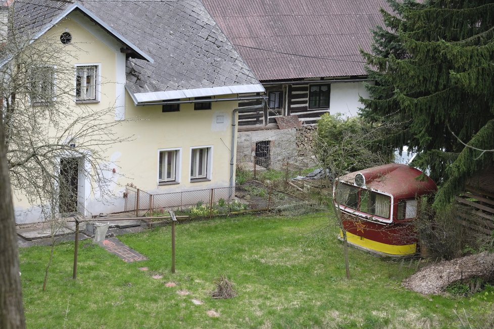 Protože je přece jen železničář, jehož kariéra začínala u vlakové pošty, promítá se do Fikejzlových fotografií i železničářská tematika. Takto například vyfotil symbolický doplněk na čísi zahradě.