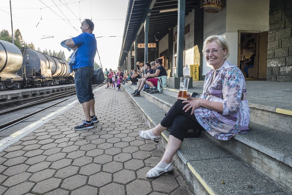 Protože je přece jen železničář, jehož kariéra začínala u vlakové pošty, promítá se do Fikejzlových fotografií i železničářská tematika. V tomto případě fotografoval svou paní na nádraží.