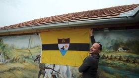 Vyvěšené liberlandské vlajky ve vesničce Backi Monostor.