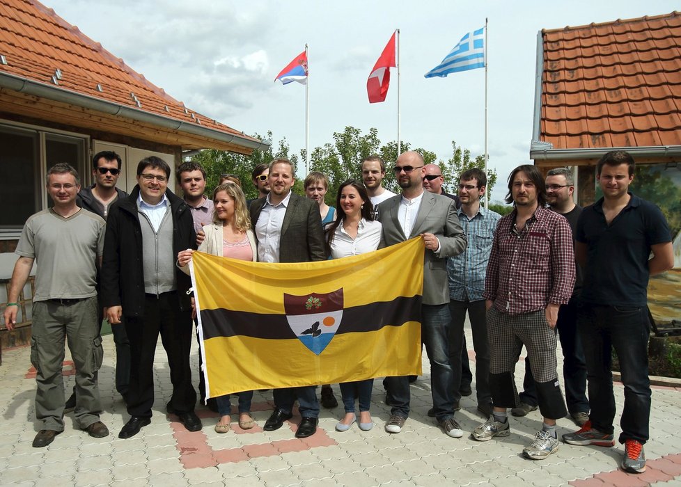 Vít Jedlička s vlajkou Liberlandu.