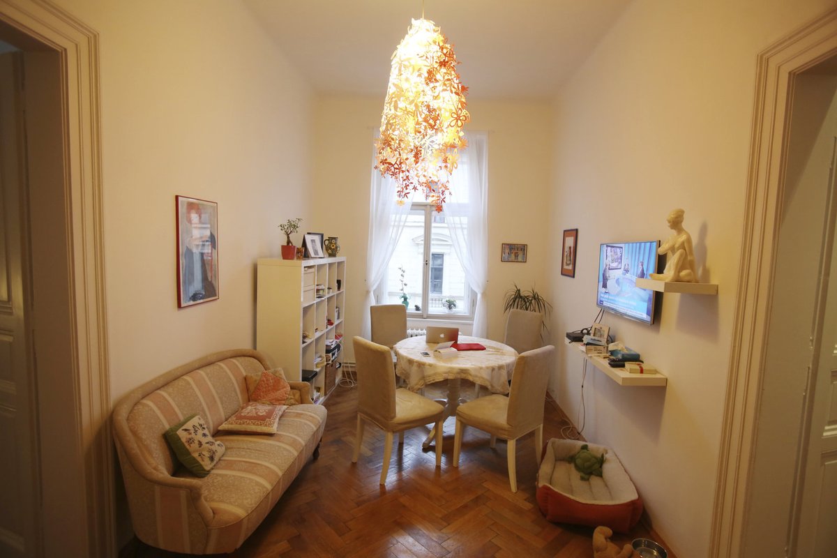 Malý obývací pokoj slouží jako malá kancelář, kde se řeší různé pracovní záležitosti.