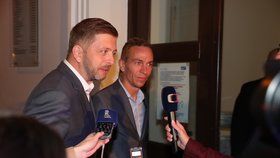 Povolební jednání: Vít Rakušan (STAN) a Ivan Bartoš (Piráti) při příchodu do centrály ODS na jednání se Spolu (9. 10. 2021)