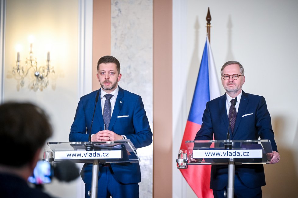 Vít Rakušan (STAN) na tiskovce po jednání vlády, vpravo premiér Petr Fiala (ODS)