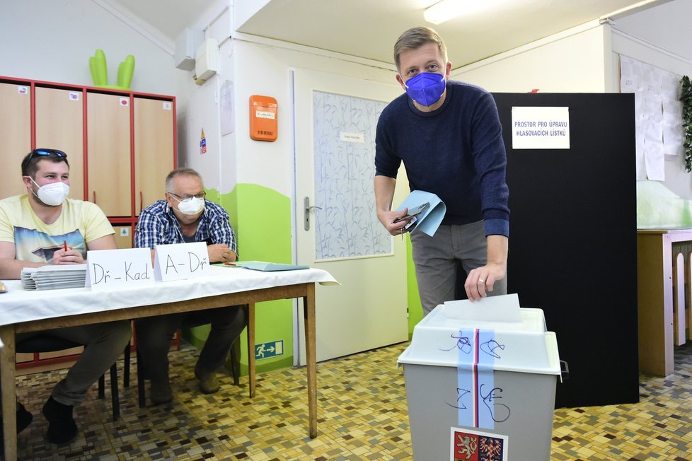Volby 2021: Šéf STAN Vít Rakušan volil v Kolíně (8. 10. 2021)