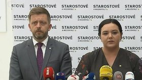 Šéf STAN Vít Rakušan a poslankyně Barbora Urbanová na tiskovce ve Sněmovně