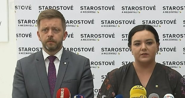 Šéf STAN Vít Rakušan a poslankyně Barbora Urbanová na tiskovce ve Sněmovně