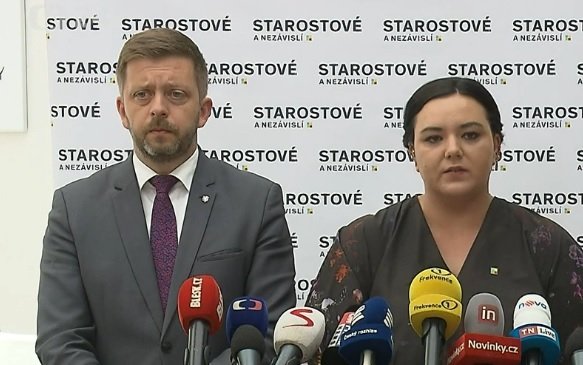 Šéf STAN Vít Rakušan a poslankyně Barbora Urbanová na tiskovce ve Sněmovně