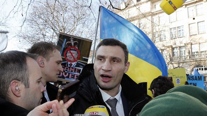 Ukrajinská opozice se pokouší omezit působnost prezidenta Viktora Janukovyče. Snaží se prosadit návrat k ústavě z roku 2004, která přiznávala více pravomocí parlamentu. (Na snímku jeden z opozičních předáků Vitalij Kličko)