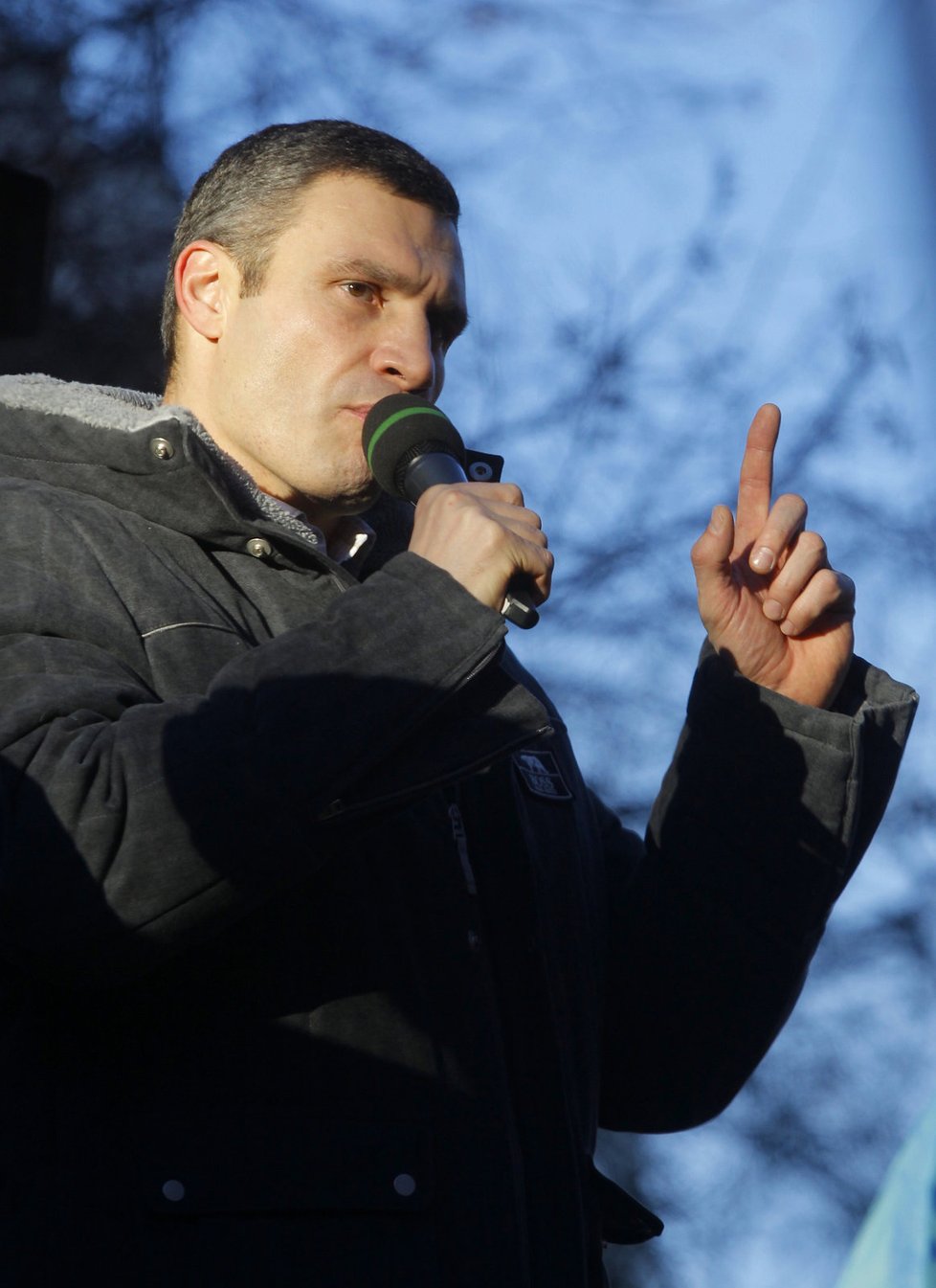 Vitalij Kličko promlouvá k ukrajinským demonstrantům, kterým se současná vláda a prezident znelíbili přerušením jednání o přidružení k EU