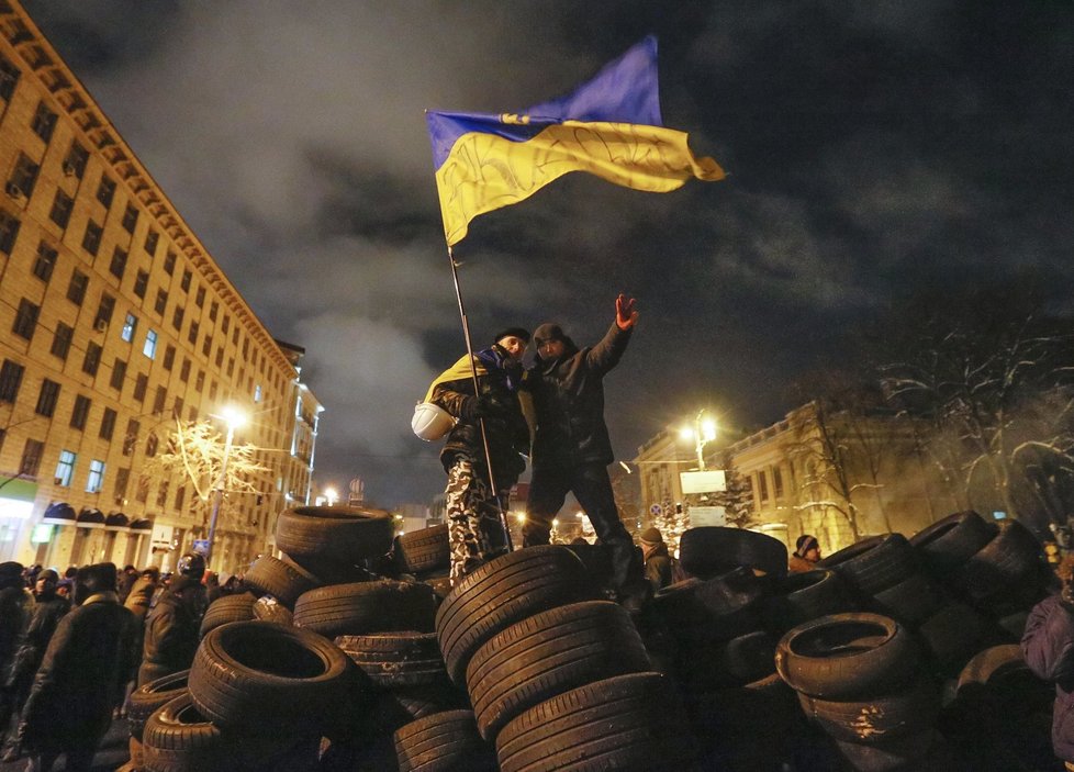 Demonstranti blokují ulice starými pneumatikami.