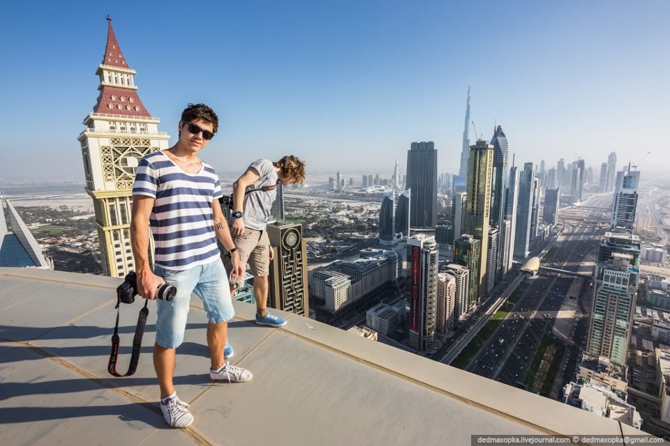 Na střeše mrakodrapu v Dubaji