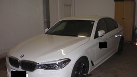Luxusní BMW v hodnotě téměř 2 milionů, kterým Litevec podle obžaloby najížděl na policistu.