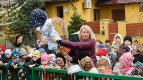 Předškoláci v krojích se ve středu v Lanžhotě rozloučili se symbolem zimy, Morenou.