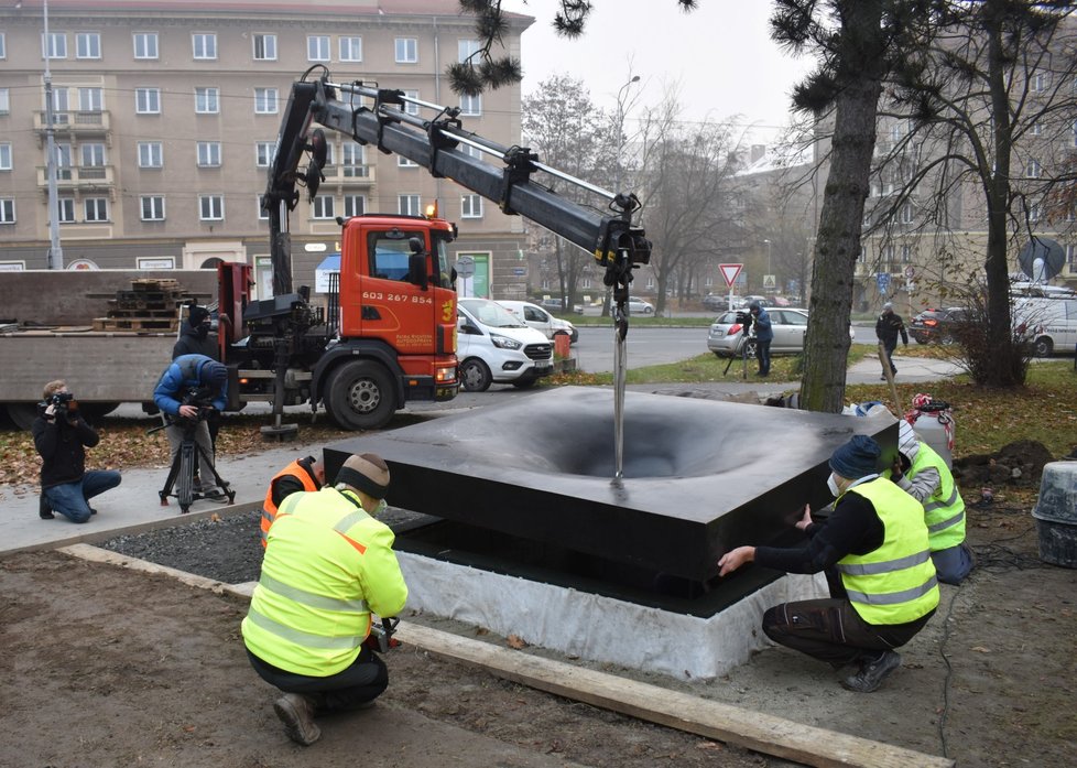 Pomník obětem Vitáskova vraždění už je před osudnou poliklinikou.