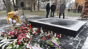 Před budovou polikliniky Fakultní nemocnice Ostrava odhalili památník obětem loňské tragické střelby. Ctirad Vitásek (†42) zastřelil sedm lidí a další dva zranil.
