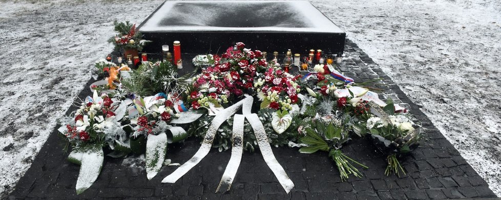 Před budovou polikliniky Fakultní nemocnice Ostrava odhalili památník obětem loňské tragické střelby. Ctirad Vitásek (†42) zastřelil sedm lidí a další dva zranil.