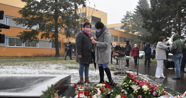 Dcera Katka (18) s maminkou Kateřinou (54) na pietním aktu k odhalení pomníku obětem Ctirada Vitáska. Byly u toho, když vrah střílel.