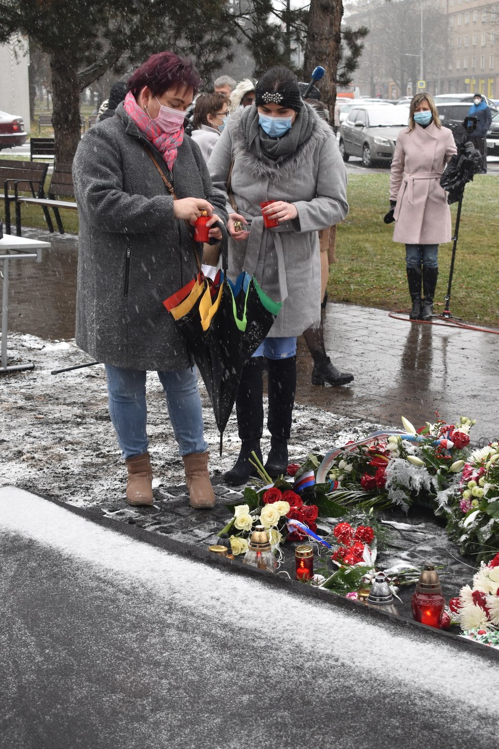 Dcera Katka (18) s maminkou Kateřinou (54) na pietním aktu k odhalení pomníku obětem Ctirada Vitáska. Byly u toho, když vrah střílel.