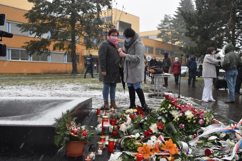 Dcera Katka (18) s maminkou Kateřinou (54) na pietním aktu k odhalení pomníku obětem Ctirada Vitáska. Byly u toho, když vrah střílel.