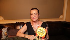 Alena Vitásková na křtu své knihy Solární baroni  (27.6.2017)