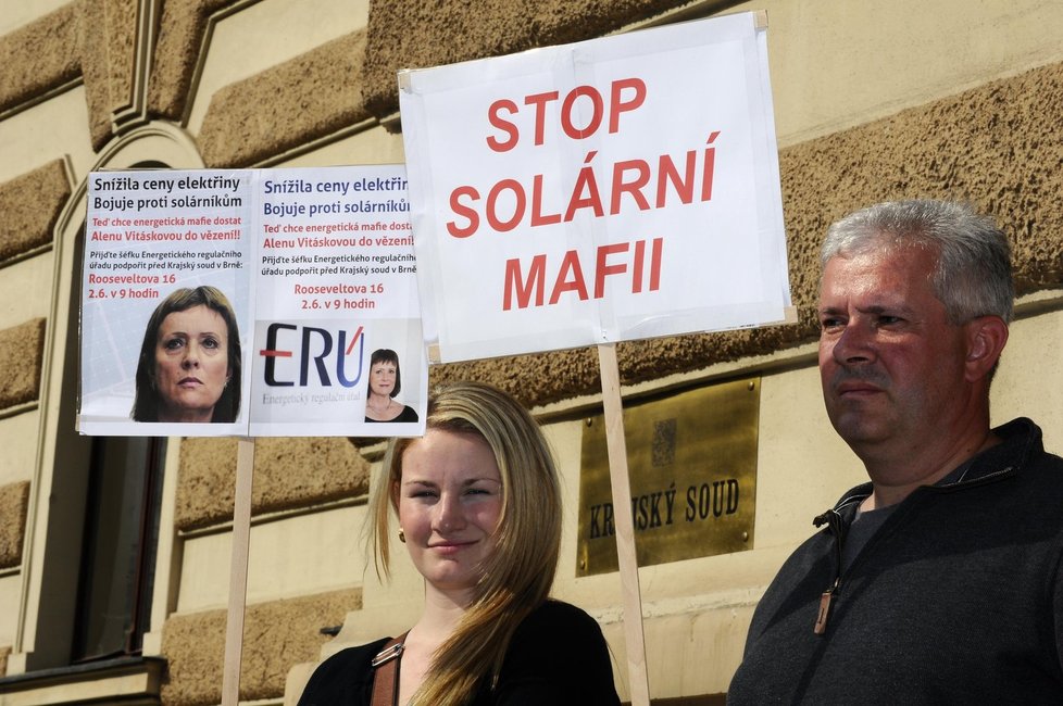 Před soudem se objevilo pár demonstrantů na podporu Aleny Vitáskové.