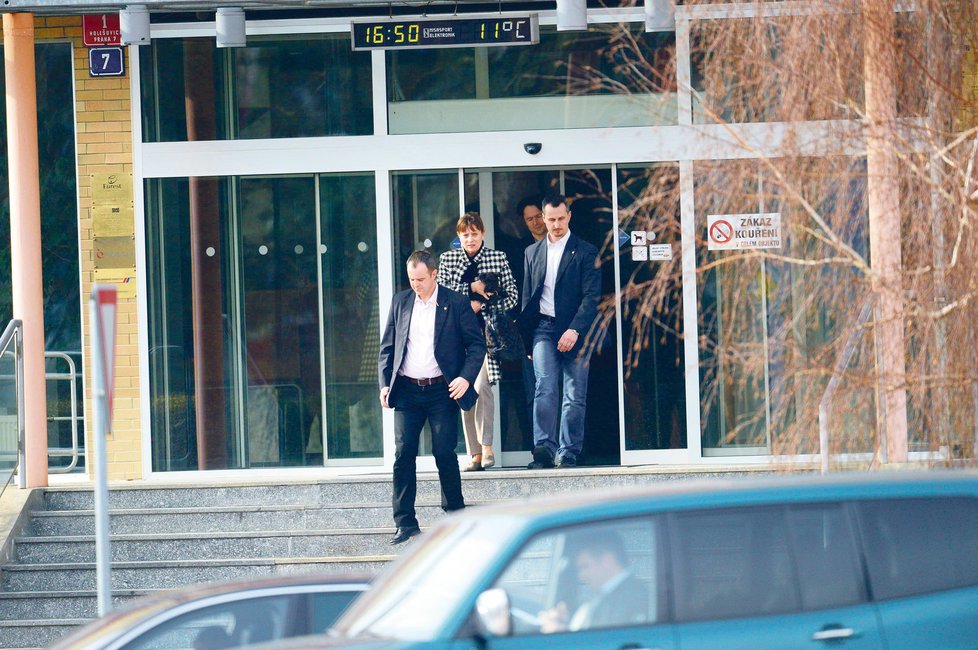Ochránci odvádějí šéfku ERÚ Alenu Vitáskovou z úřadu. Hlídají ji skoro jako prezidenta.