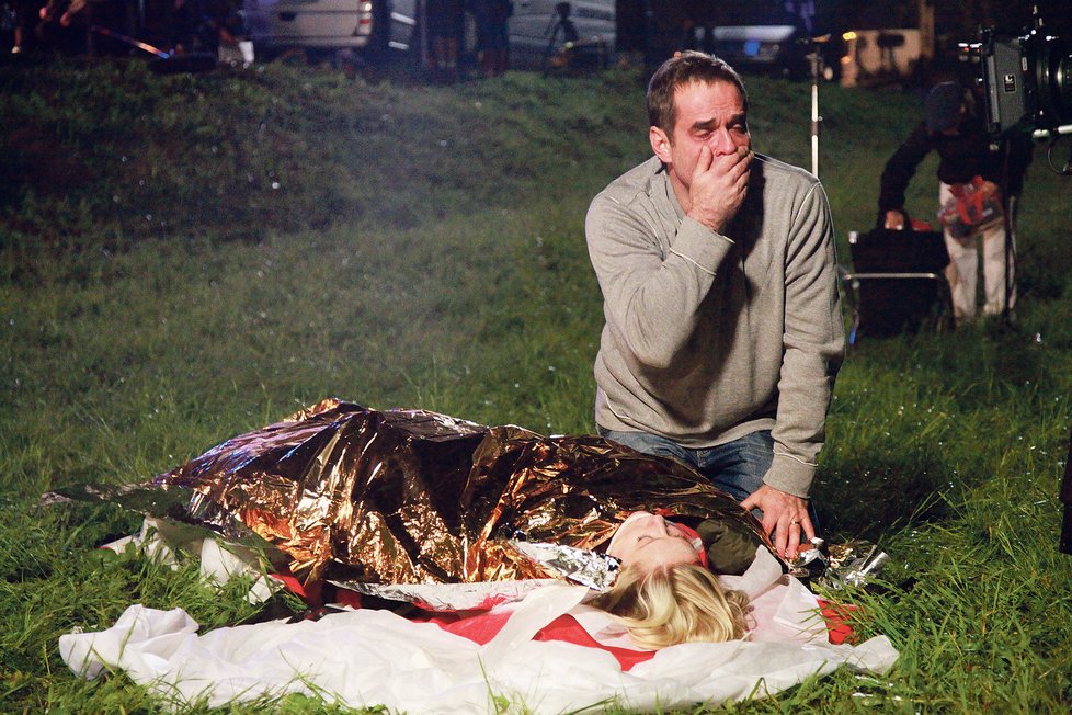 Etzler coby Mašek pláče nad svou mrtvou manželkou. Namaskovat herečku umělou krví trvalo zhruba hodinu