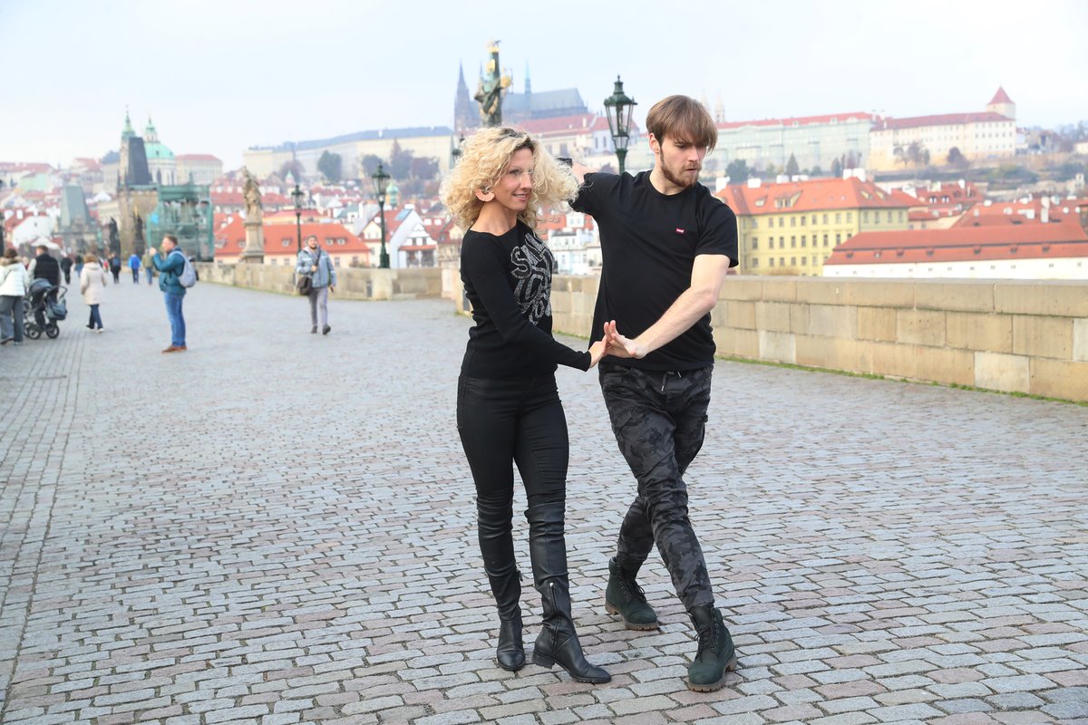 Vítěz StarDance Dominik Vodička a Eva Krejčířová to roztančili na Karlově mostě.
