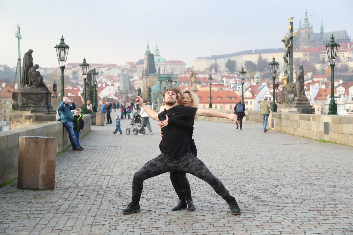 Vítěz StarDance Dominik Vodička a Eva Krejčířová to roztančili na Karlově mostě. 