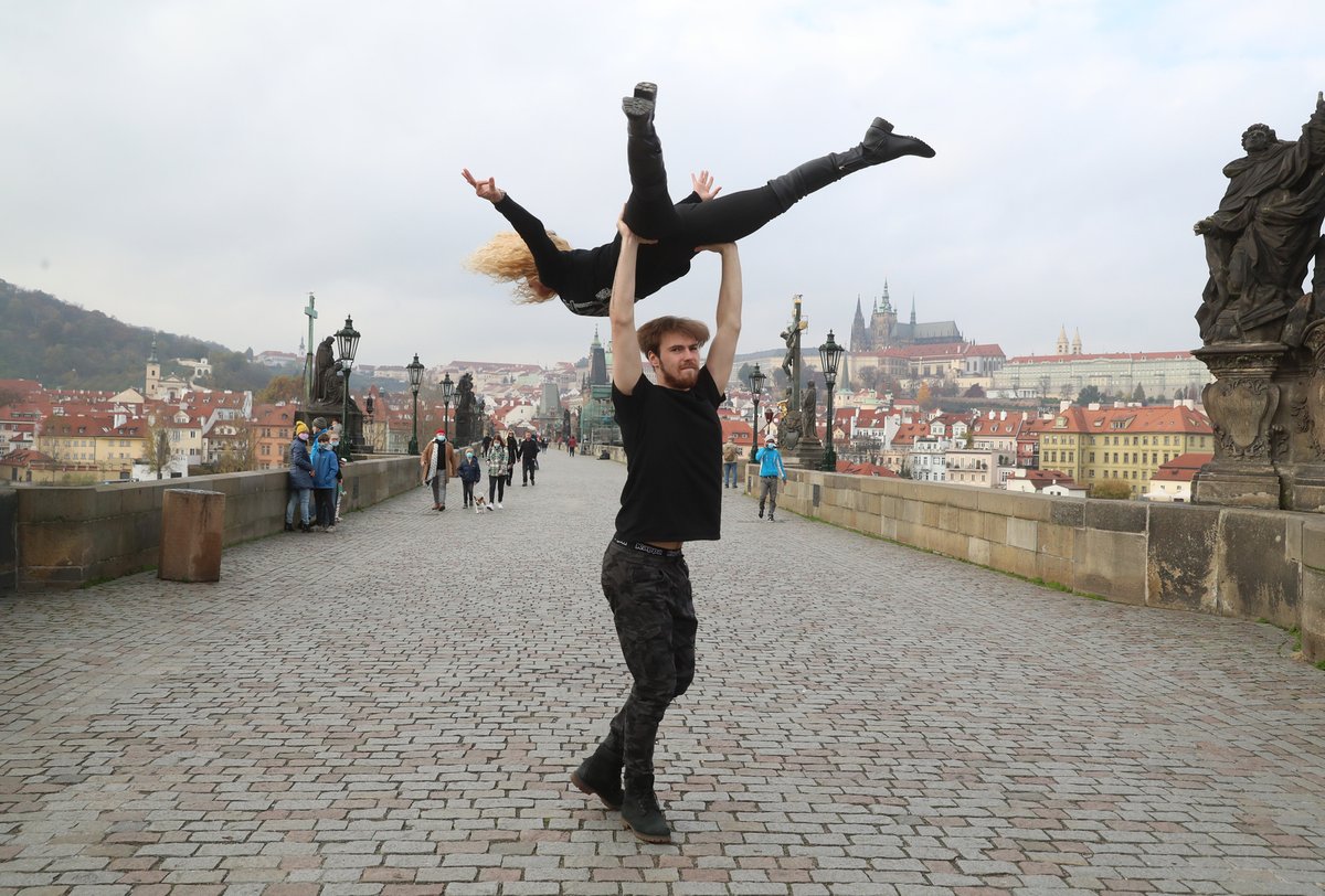 Vítěz StarDance Dominik Vodička a Eva Krejčířová to roztančili na Karlově mostě. 