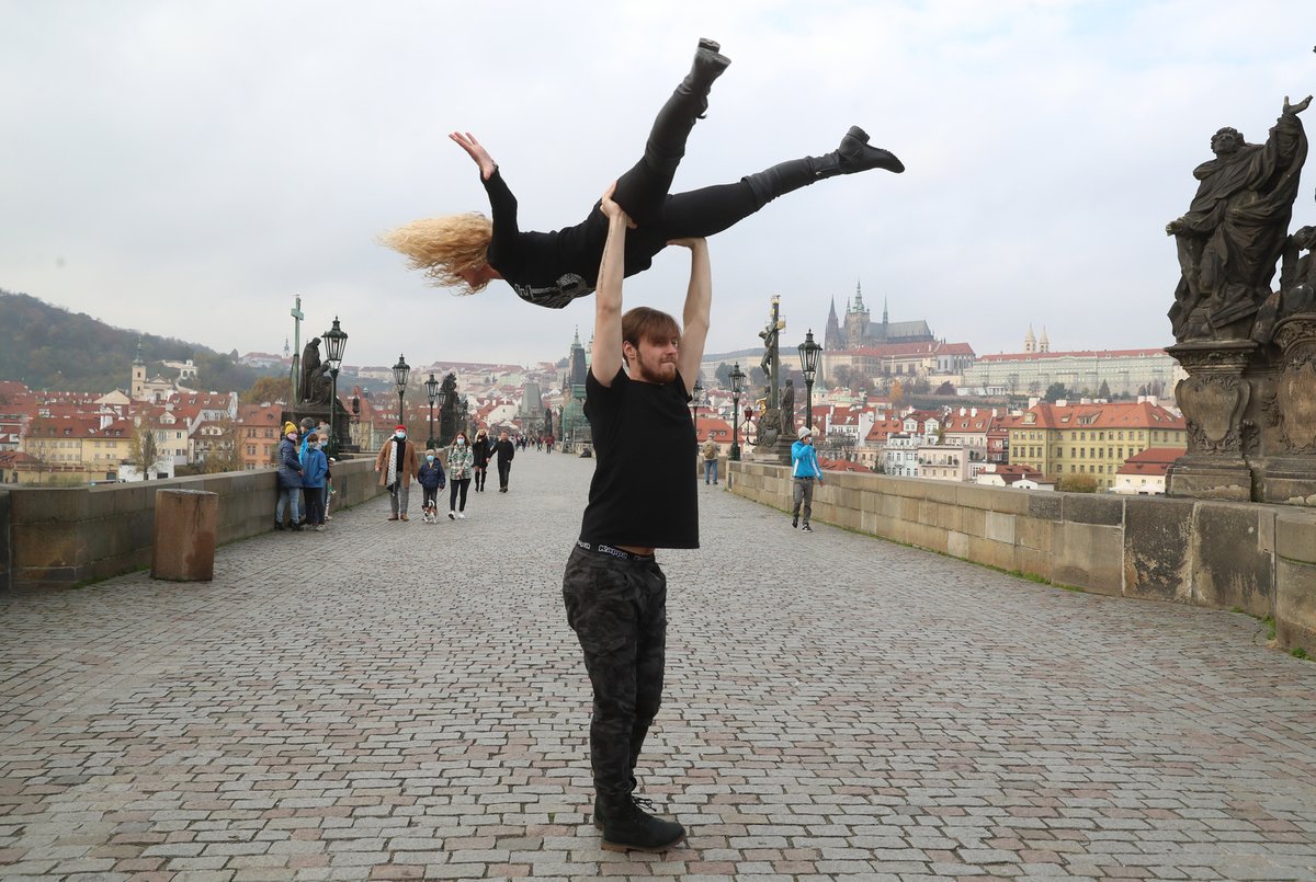 Vítěz StarDance Dominik Vodička a Eva Krejčířová to roztančili na Karlově mostě.